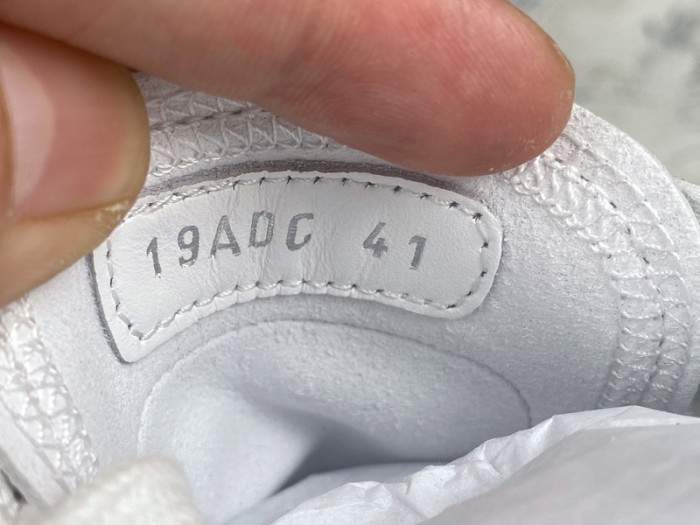 d10r b23 homme kaws low top sneaker