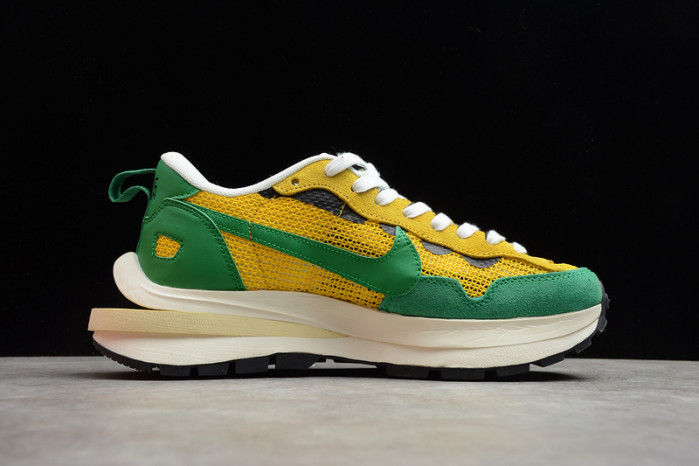 nike vaporwaffle sacai tour yellow stadium green cv1363-700