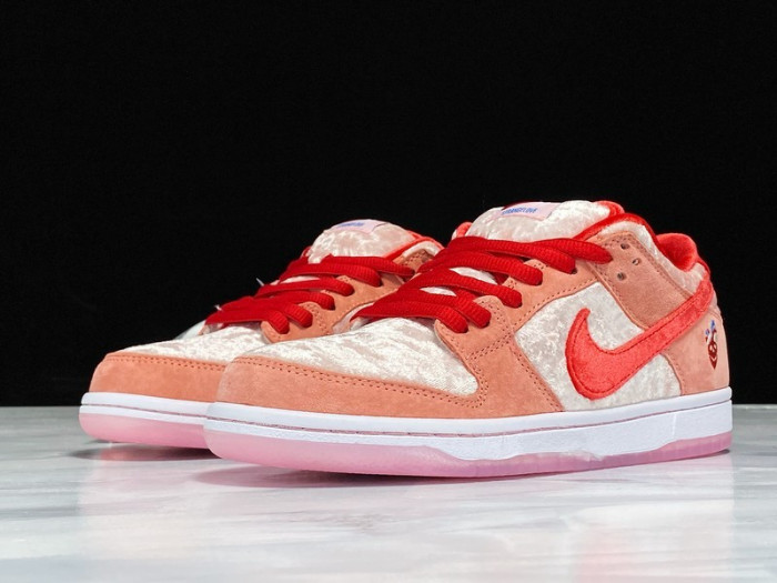 nike sb dunk low strangelove skateboards ct2552-800