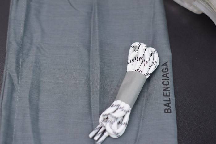 blcg sneaker triple.s.gomma fluorescent white 524039 w09e1 2021